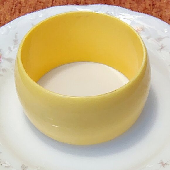Vtg Pastel Yellow Wide Thick Plastic Lucite Chunky Statement Bangle Bracelet MOD - Picture 1 of 6